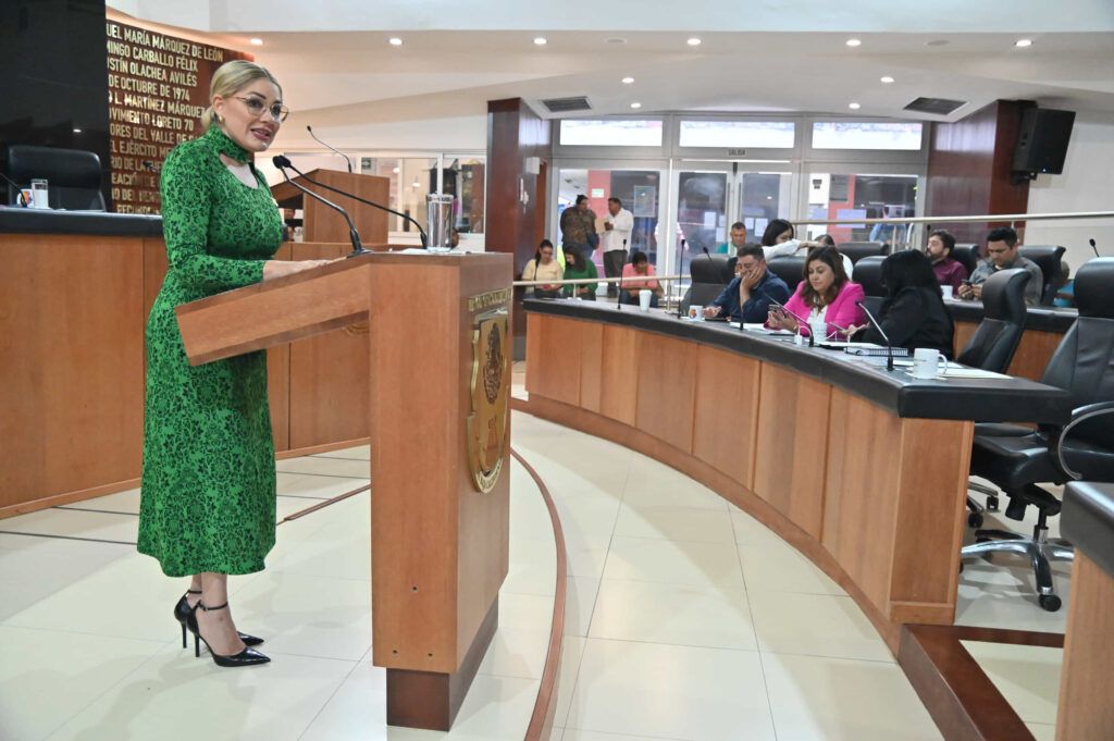 Diputada Karina Olivas propone reformas al Código Penal para endurecer castigos por agresiones a servidores públicos y sus familias.