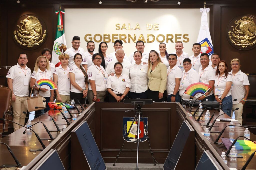 El gobernador Víctor Castro Cosío escucha propuestas del 3er Parlamento Sudcaliforniano de la Diversidad Sexual y promete seguir impulsando políticas inclusivas.