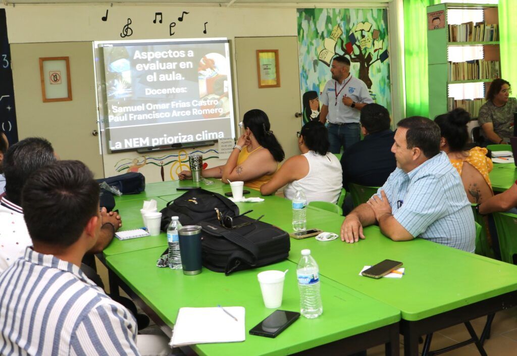 En la última sesión de Consejo Técnico, participaron docentes de escuelas públicas y privadas para fortalecer el aprendizaje con estrategias como el trabajo entre pares y la autonomía curricular.