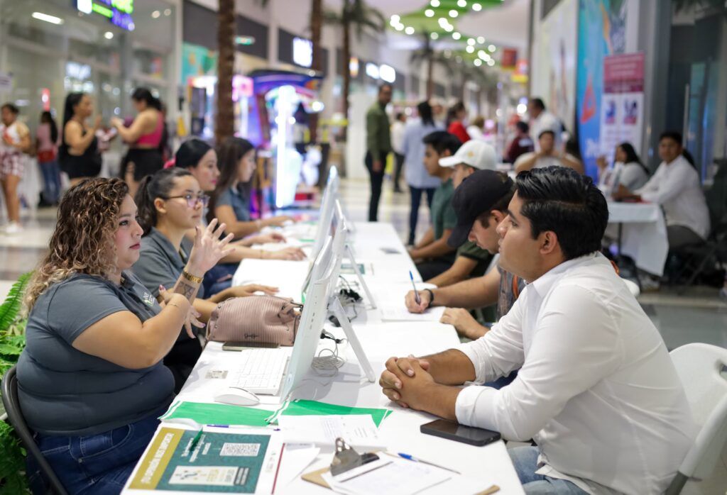  Ferias de empleo en los cinco municipios ofrecen vacantes y experiencia a estudiantes durante el receso escolar.