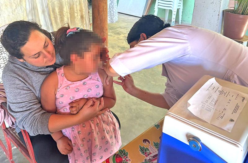 La Secretaría de Salud reforzó cerco sanitario, vacunación en zona agrícola y seguimiento a los tres casos de sarampión ya confirmados.