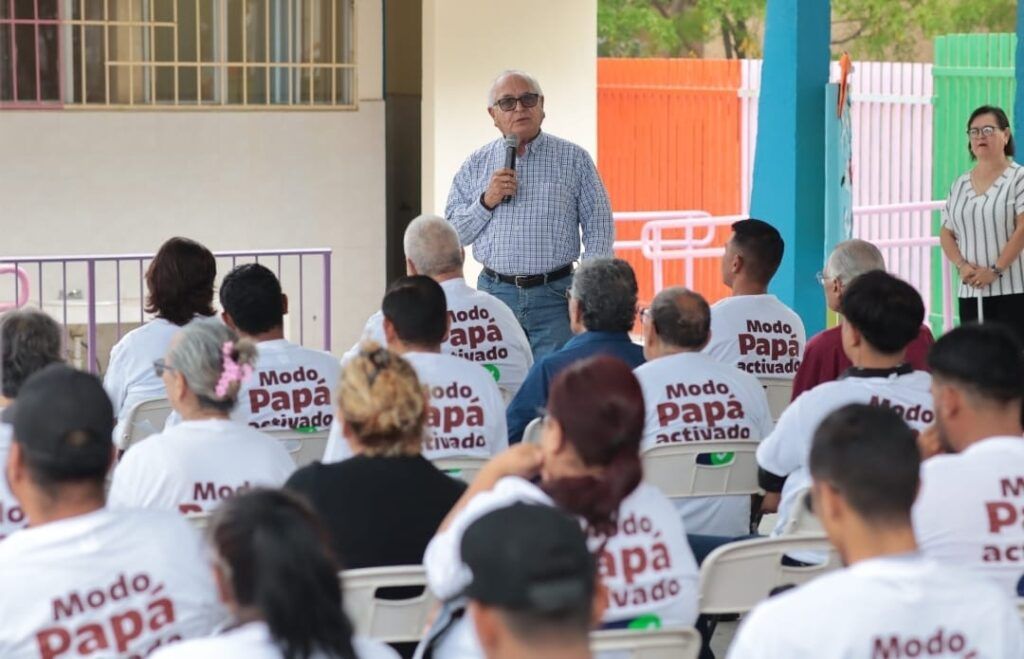 En el marco del Día del Padre, se impartió una plática en el jardín de niños José Refugio Angulo para fomentar la corresponsabilidad en la crianza.