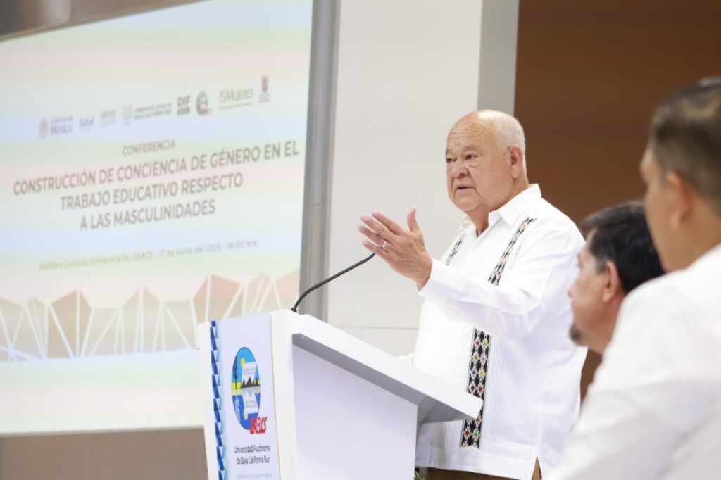 Durante una conferencia en la UABCS, el mandatario estatal insistió en construir nuevas formas de masculinidad con corresponsabilidad y respeto.