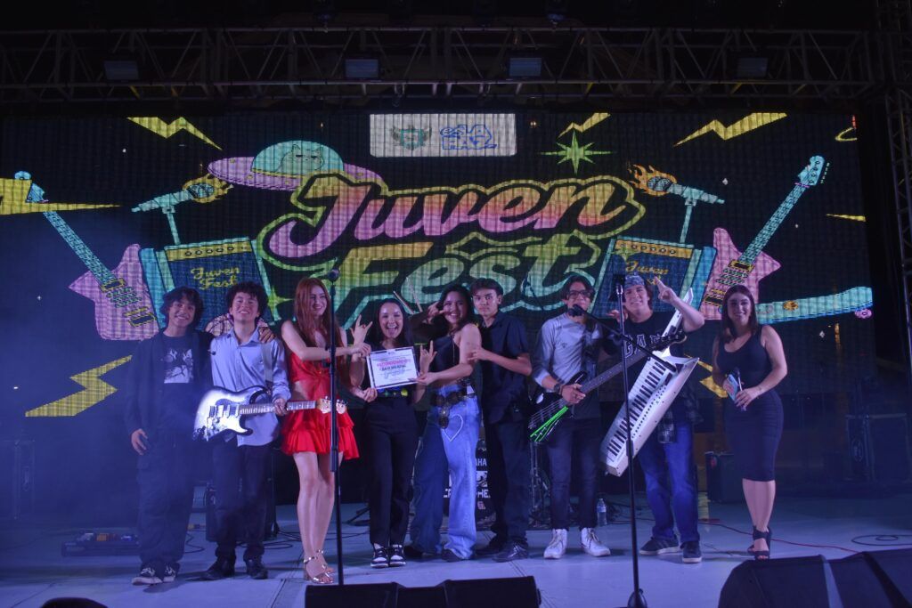 Más de 300 jóvenes celebraron el Día del Estudiante en el JuvenFest con talento local, rifas, batallas de rap y expo de emprendedores en La Paz.