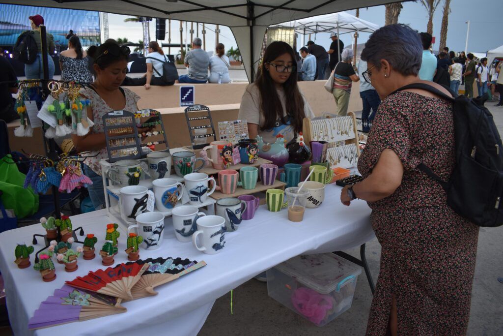 El programa gratuito apoya el emprendimiento juvenil con espacios públicos para comercializar sus productos y servicios.