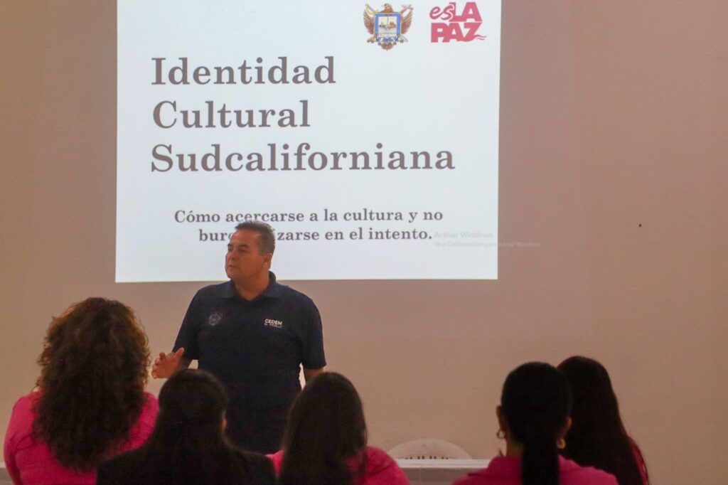 Arrendadoras de autos reciben capacitación para ofrecer una experiencia más informada y cercana a los visitantes.