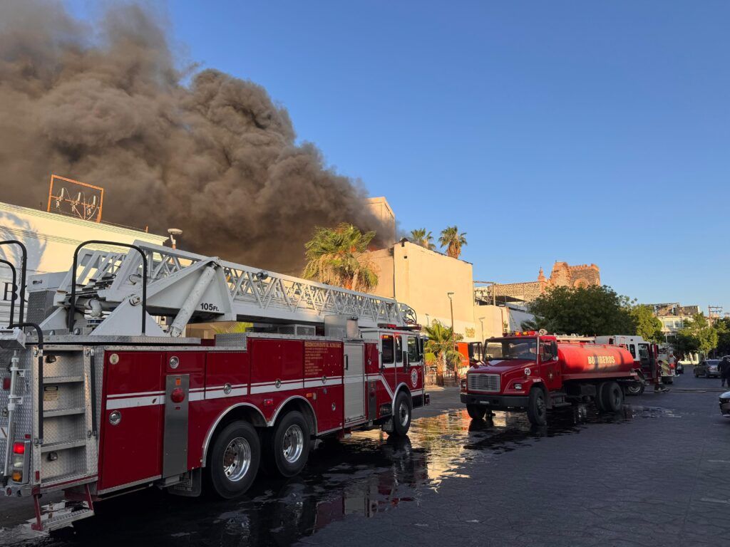 El incendio dejó daños materiales y riesgo de derrumbe; autoridades acordonan la zona y continúan investigando las causas.