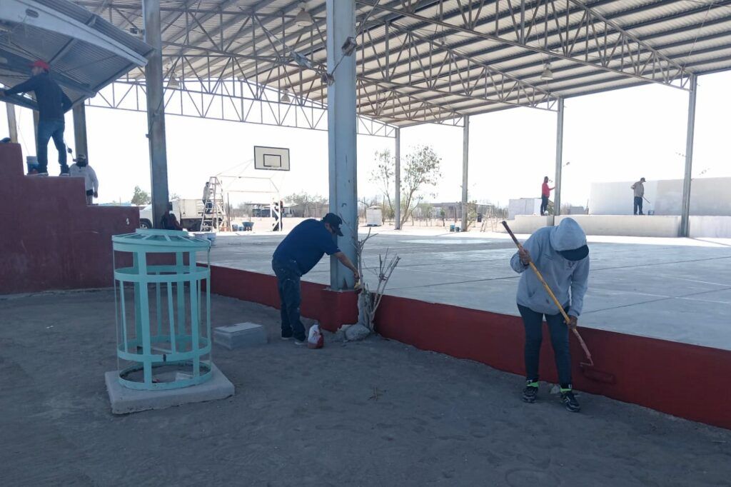 Cuadrillas municipales intervinieron canchas, parques, baños y gradas en Las Pocitas, además de 14 espacios recreativos en otras colonias.