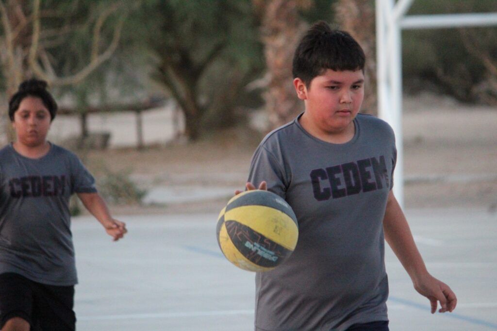 Niñas y niños de primaria y secundaria se foguearán durante cuatro semanas en torneos amistosos de basquetbol que promueven la convivencia y el deporte.