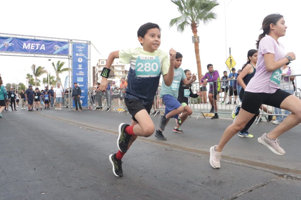 La Carrera del Día de la Marina 2025 reunió a corredores de todas las edades para conmemorar a quienes cuidan nuestras costas y mares