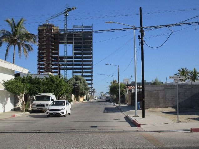 La torre Sunset Residential encarna una urbanización de alto impacto ambiental y escasa planeación social: ¿a dónde va el agua que se llevan y las aguas negras que regresan?