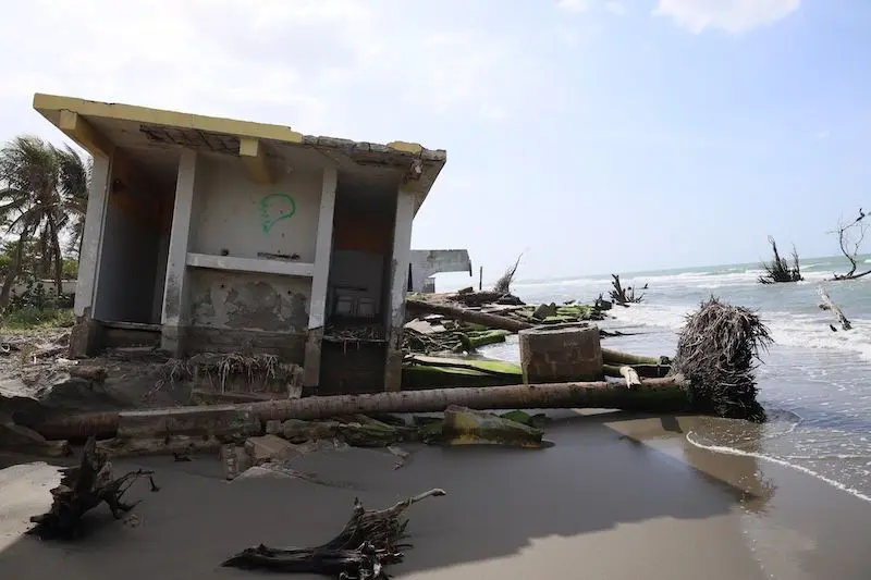 El Bosque fue tragado por el agua, pero sus pescadores siguen en pie. Reubicados, ahora reclaman visibilidad, permisos y derechos frente al abandono institucional.