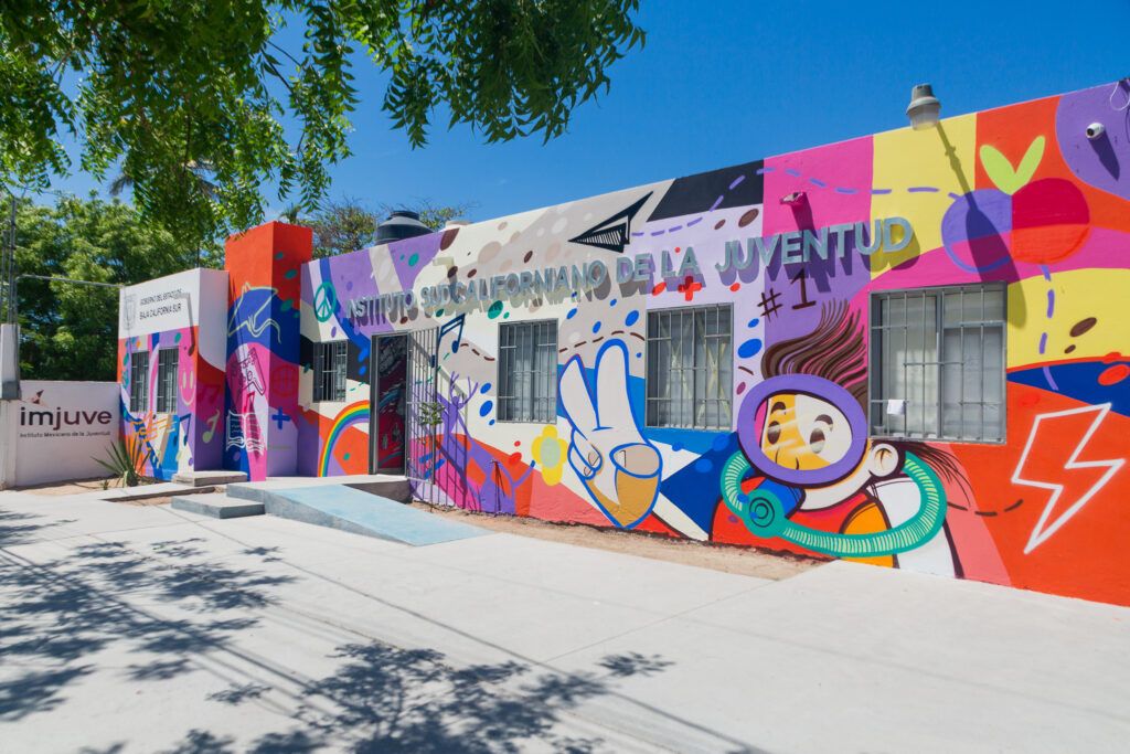 El ISJ coordina mural colectivo y labores comunitarias como parte de una estrategia para dignificar espacios públicos.