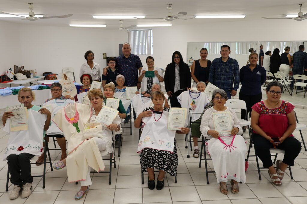 Concluye taller de confección que fortalece habilidades, identidad cultural y posibilidad de autoempleo