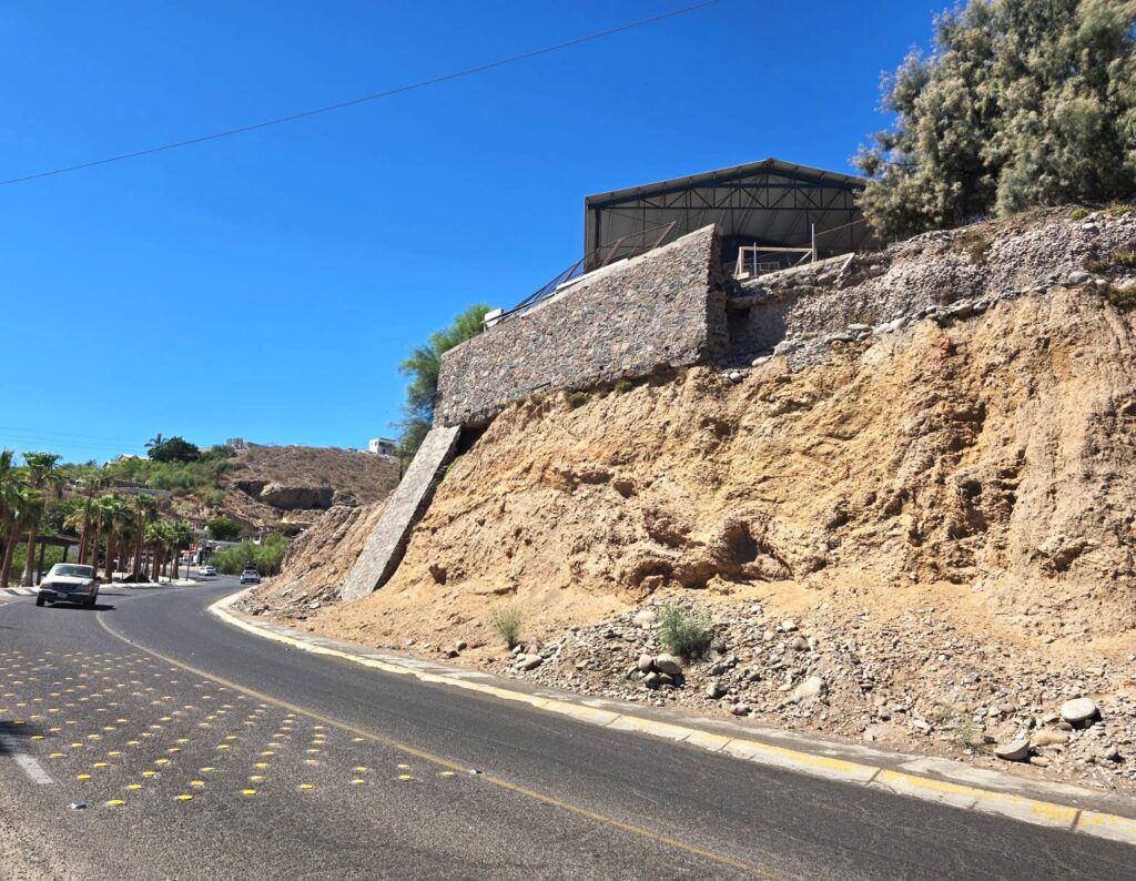 Inician trabajos de reconstrucción de un muro de contención y estabilización de talud en la Escuela Primaria “Miguel Hidalgo” en Santa Rosalía