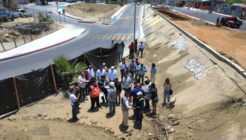 La construcción de una gasolinera en Lomas del Faro fue detenida por su cercanía a un arroyo y planteles educativos; continuará la revisión de obras en zonas vulnerables.