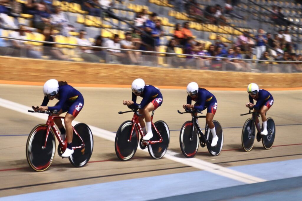 Se obtienen oro, platas y bronce en categorías femeniles y varoniles de ciclismo de velocidad y persecución por equipos.