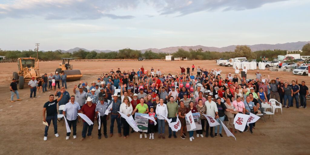 Inicia la rehabilitación del campo de béisbol en Los Planes y entrega apoyos a productores agropecuarios de Agua Amarga y El Ancón.