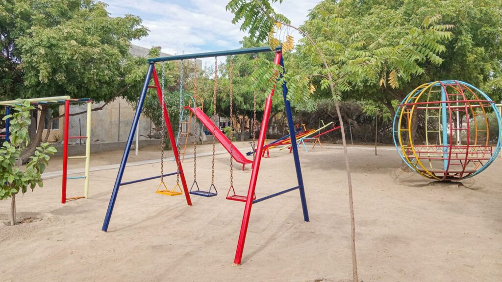 Poda, pintura y rehabilitación de columpios forman parte de las acciones municipales para dignificar espacios públicos rurales.
