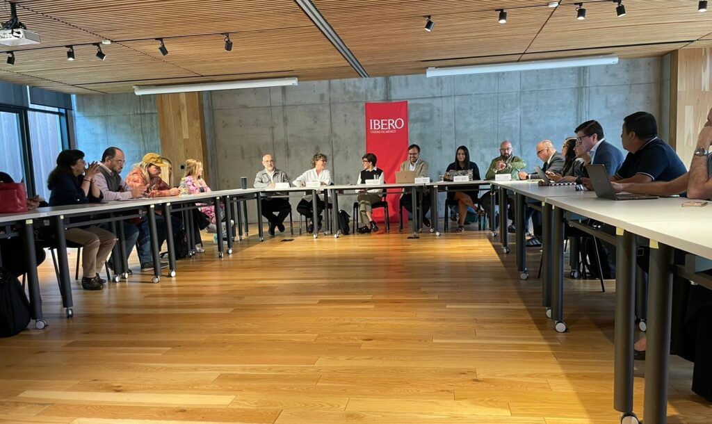 Académicos y periodistas cuestionan la pérdida de garantías en amparos y la independencia de magistrados.