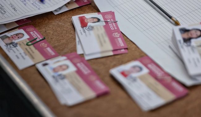 La credencial permanente acredita su estatus y elimina el refrendo bianual, facilitando el acceso a beneficios y servicios.