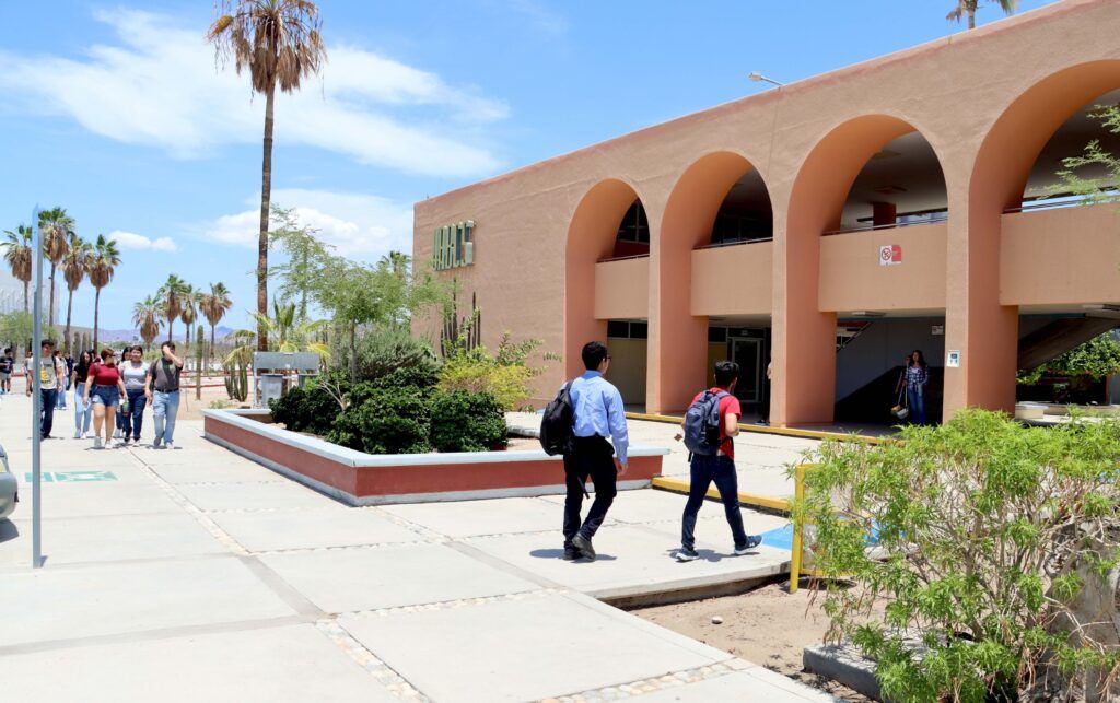 El rector Dante Salgado dio la bienvenida a la comunidad universitaria, destacando el compromiso con la calidad educativa, la investigación y la vinculación social.