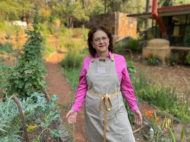 La cocinera y científica Sonia Ortiz impulsa un método de fermentación que transforma vísceras y huesos en un biofertilizante capaz de sustituir agroquímicos.
