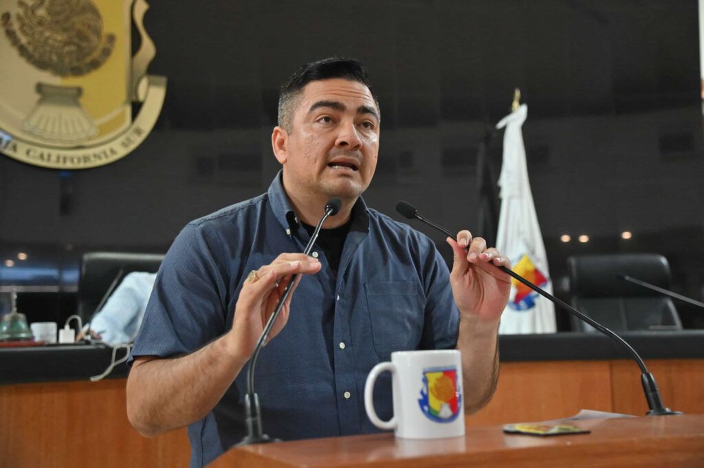 Sergio Huerta acusa a Julio Villarreal de actuar al margen de la ley y cerrar pozos que abastecen a Migriño y 64 colonias de Cabo San Lucas.