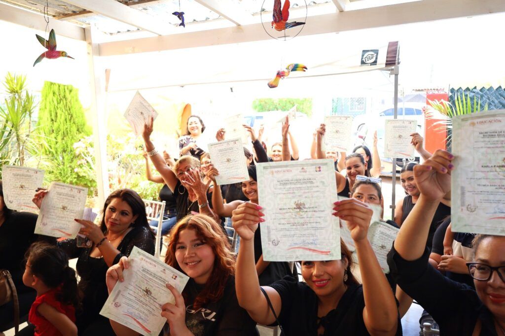 La capacitación ofrecida por ICATEBCS promueve la autonomía económica de mujeres en colonias populares de la capital.