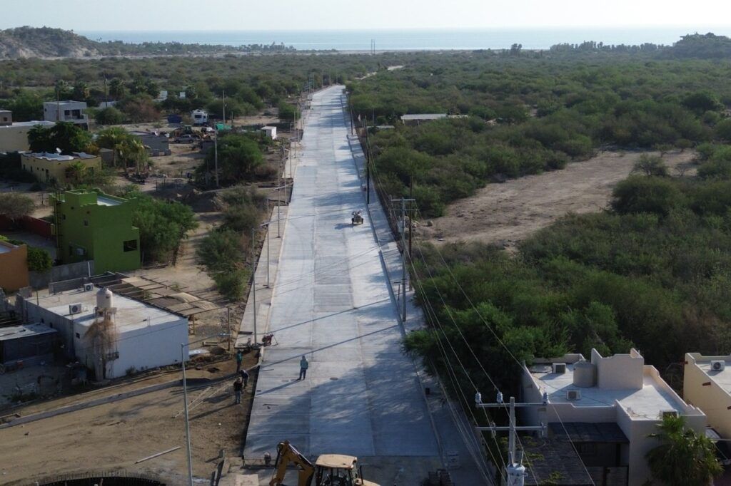 Con una inversión de 35 millones de pesos, la obra de El Ancón incluye agua potable, alcantarillado, banquetas, luminarias y señalización vial en beneficio de la comunidad.