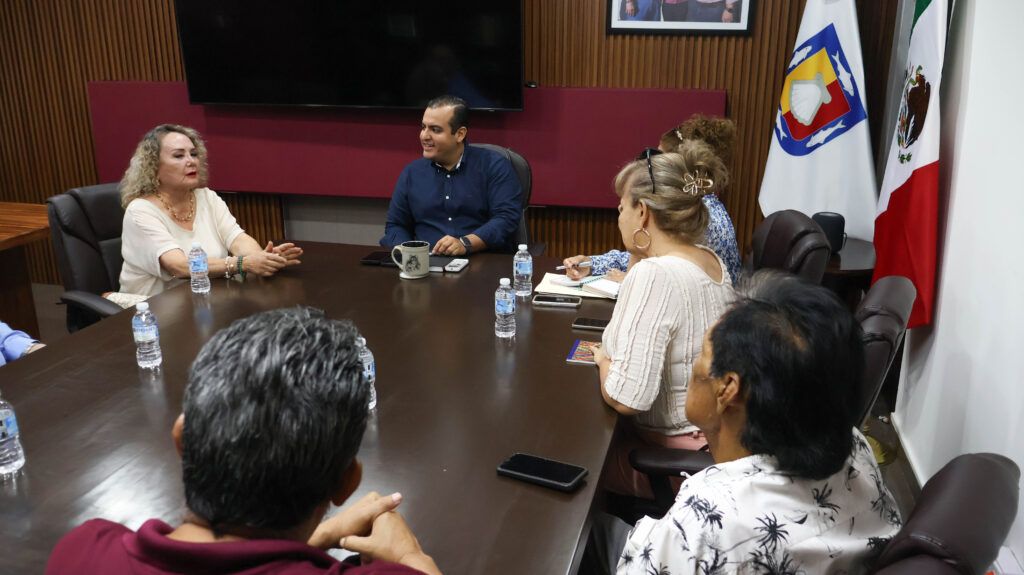 Autoridades estatales sostienen encuentro con la Asociación de Jubilados y Pensionados de La Paz.