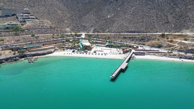 Autoridades estatales desmienten rumores y confirman condiciones óptimas para bañistas locales y turistas en la playa El Coromuel.