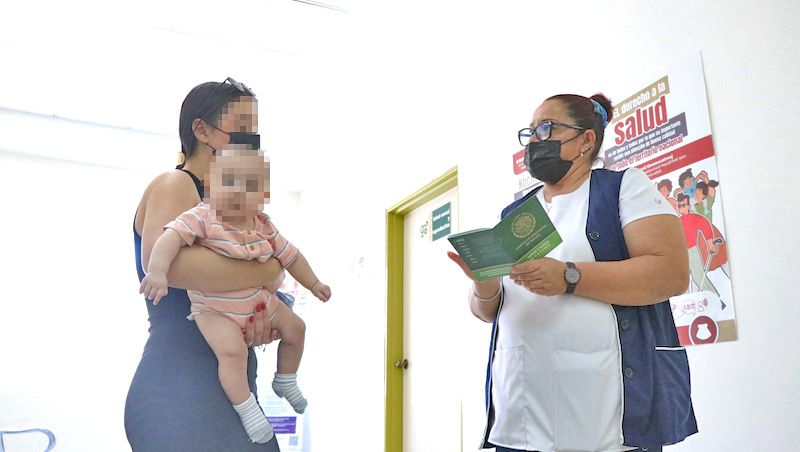 Autoridades de salud recuerdan a madres, padres y tutores acudir a certificar las cartillas de sus hijas e hijos en clínicas y hospitales públicos.