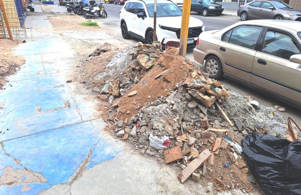 Autoridades piden a ciudadanos reportar obstrucción por escombros y basura en banquetas para su pronta atención