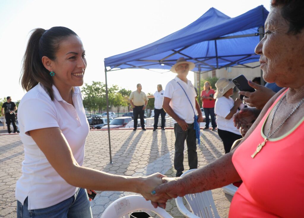 La alcaldesa de La Paz anuncia mejoras en transporte, seguridad y servicios públicos en El Pedregal durante el Día del Pueblo.