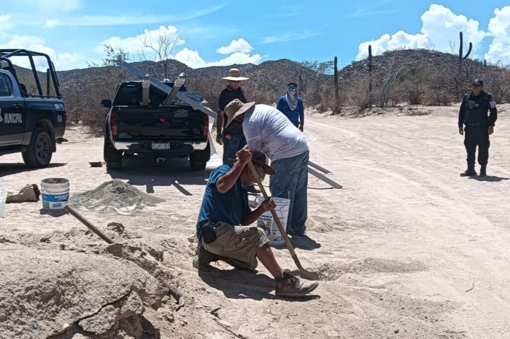 El primer señalamiento se colocó en el punto donde fue derribado el muro que impedía el paso hacia la playa.