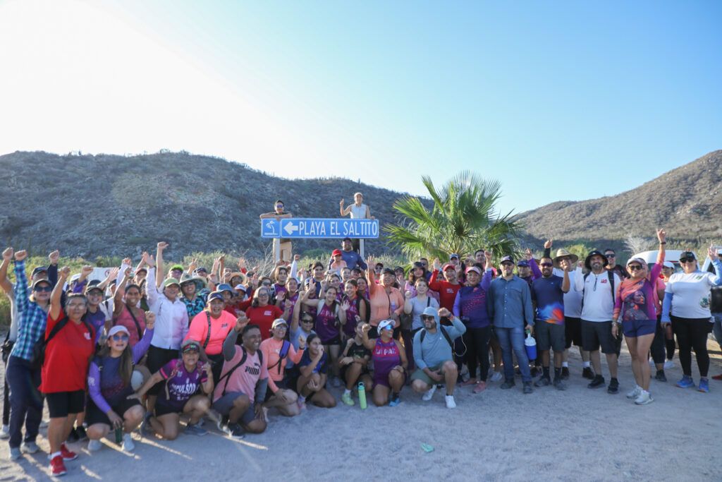 La alcaldesa encabezó caminata en defensa de los accesos públicos e invitó a la ciudadanía a mantener limpias las playas.