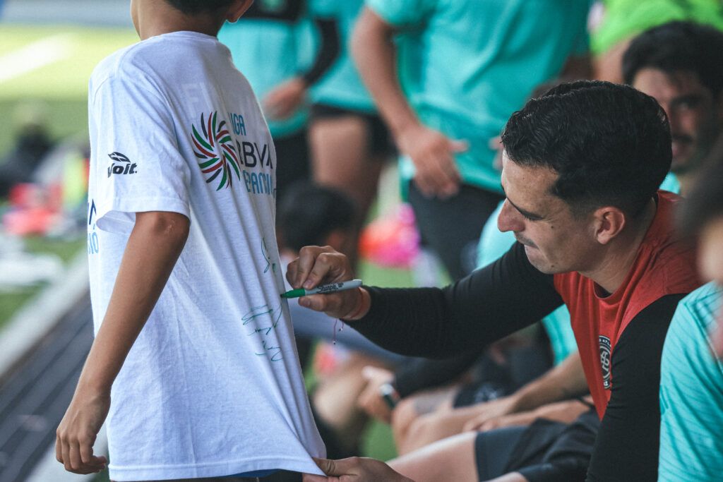 El entrenamiento de Club Atlético La Paz contó con la presencia de niñas, niños y adolescentes para un firma de autógrafos y convivencia.