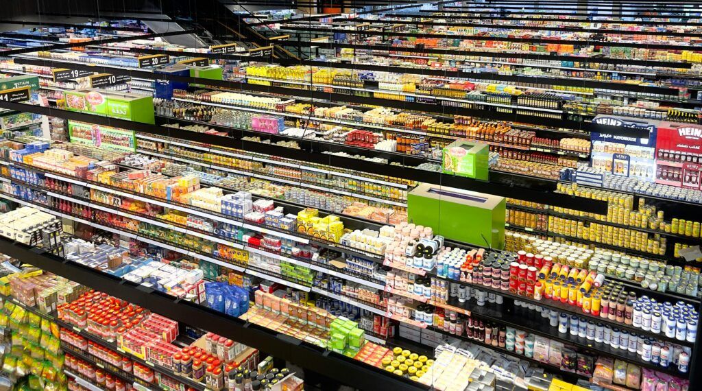 La falta de criterios claros, rotación de personal y costos elevados obstaculizan la llegada del producto sustentable a los estantes.