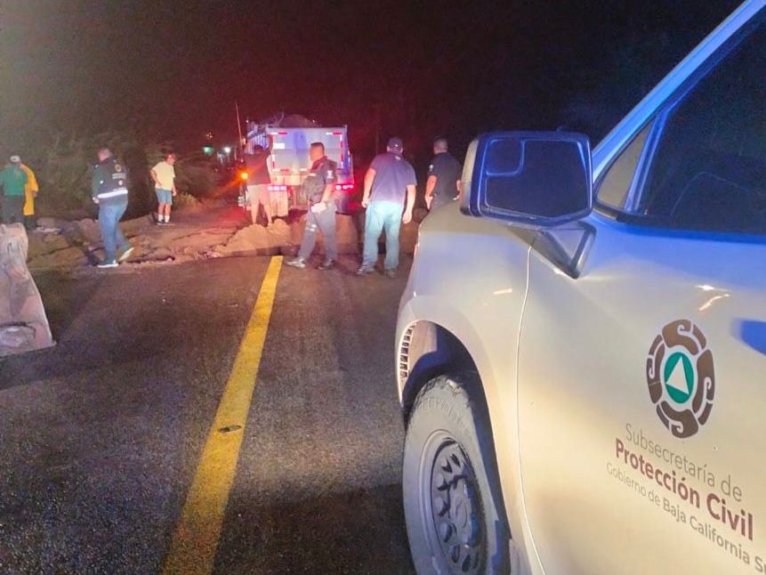 Protección Civil trabaja en la rehabilitación del tramo La Paz–Todos Santos (km 50); llaman a conducir con precaución.
