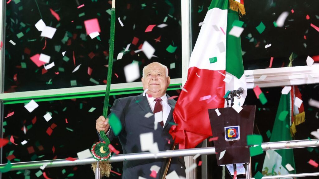 Víctor Manuel Castro Cosío ondeó la Bandera y recordó a Hidalgo, Morelos, Leona Vicario y Guerrero; el acto cerró con luces y pirotecnia.