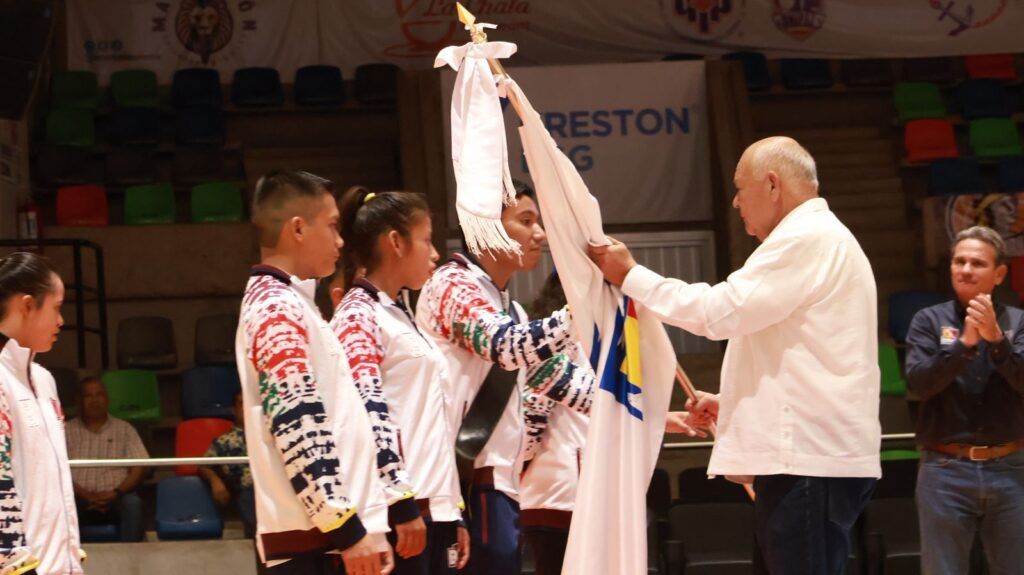 Víctor Castro entregó la Bandera a 48 atletas, entrenadores y delegados; competirán en paraatletismo y boccia.