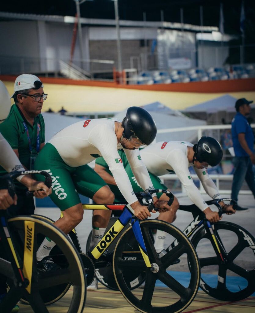 El velocista sudcaliforniano Edgar Verdugo entrena con la selección nacional para afinar sincronización con Ridley Malo y Jafet López en la prueba por equipos.