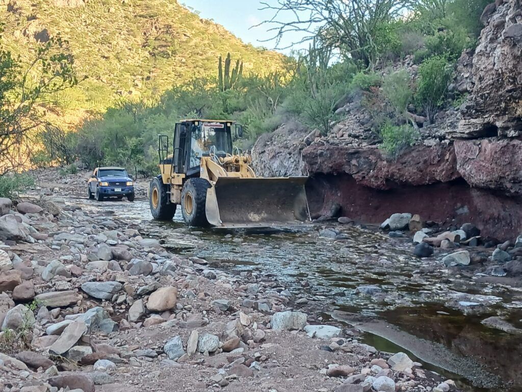 Con rastreos, desazolves, rellenos y conformación de terracerías se recupera la conectividad en San Hipólito, La Bocana, Santa Martha y San Ignacio.