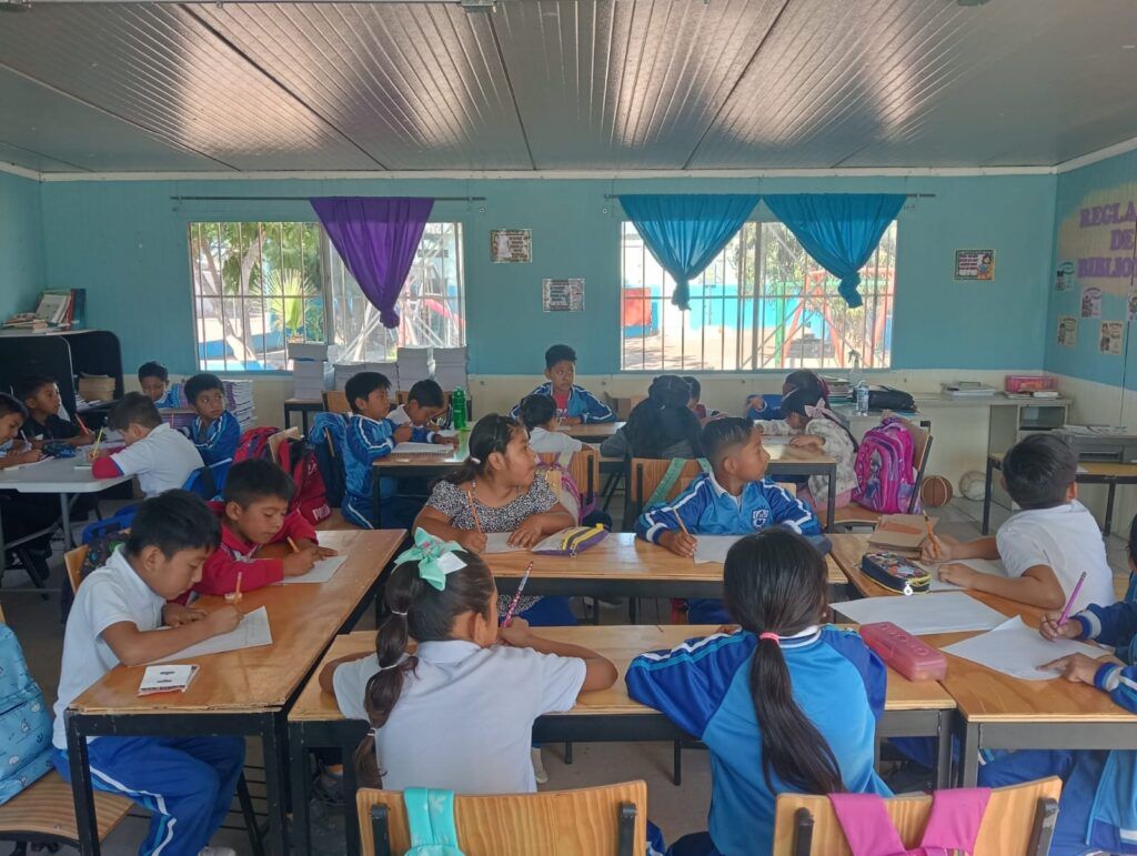 Estudiantes indígenas reciben materiales bilingües y clases con maestros capacitados; la Nueva Escuela Mexicana garantiza igualdad de oportunidades.