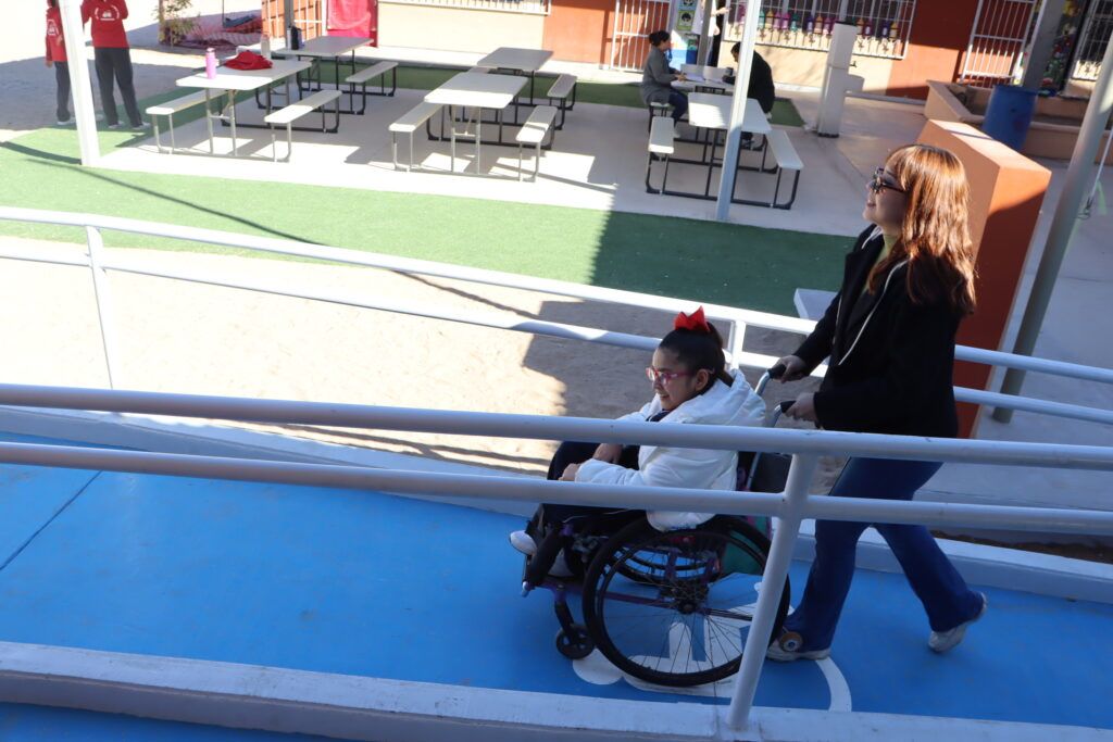 Se fortalecen rampas, sanitarios inclusivos y señalética táctil para más de 9 mil estudiantes de educación especial y el resto del alumnado.