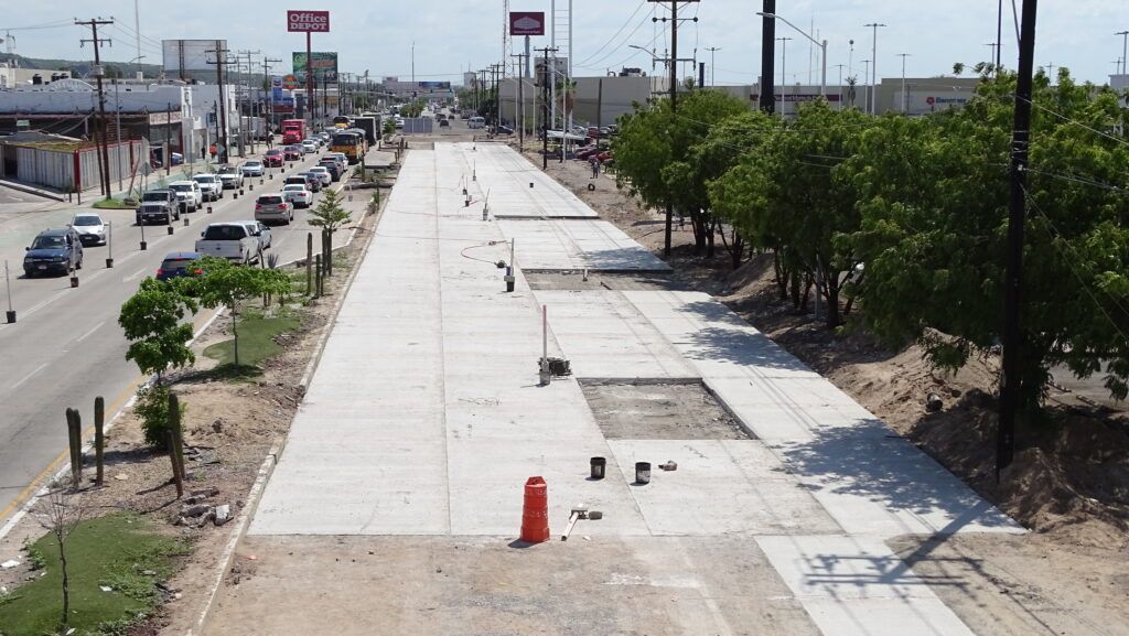 El Gobierno del Estado reporta 70% de avance en la reconstrucción con concreto hidráulico del bulevar Forjadores, en el tramo Colima–Colosio.
