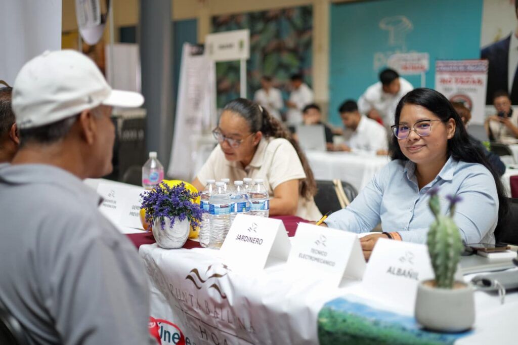 Oportunidades en servicio al cliente, técnicos y profesionales; también módulos de Jóvenes Construyendo el Futuro, SAT e INFONAVIT.