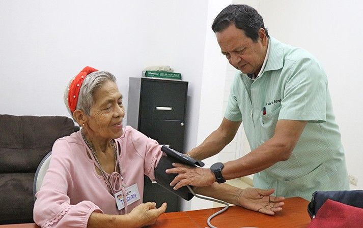 Verifican apego a tratamientos de diabetes e hipertensión y brindan orientación para mejorar calidad y expectativa de vida.