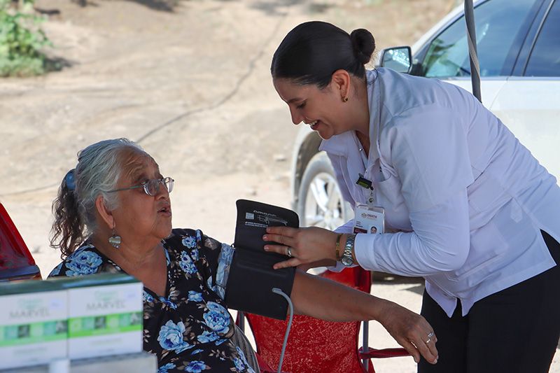 Personal de la Secretaría de Salud acercó orientación a familias y comerciantes sobre el “plato del bien comer”, caminatas diarias y bicicleta, priorizando a sectores vulnerables de la capital.